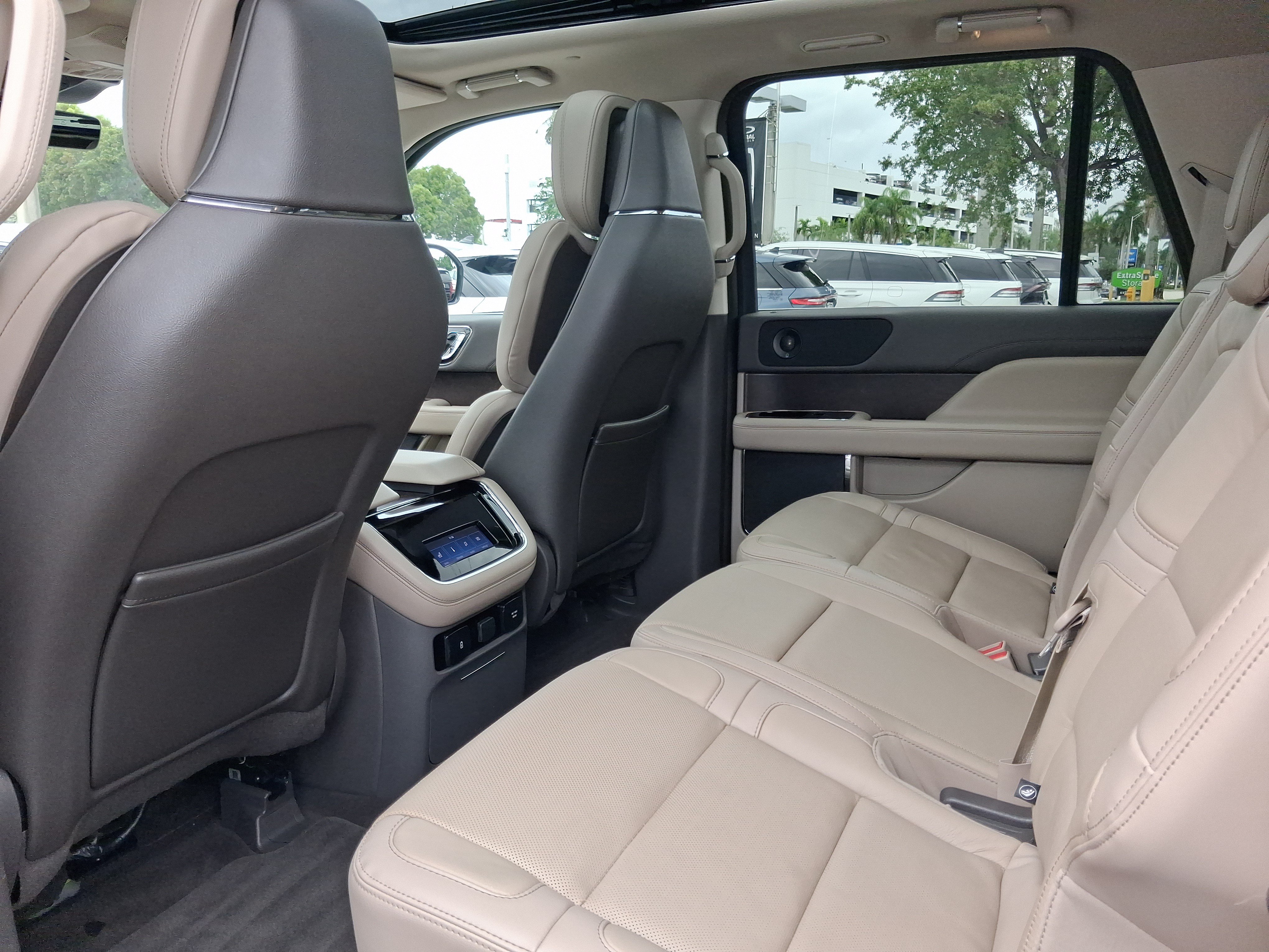 Used 2023 Lincoln Navigator L Reserve RWD image 5
