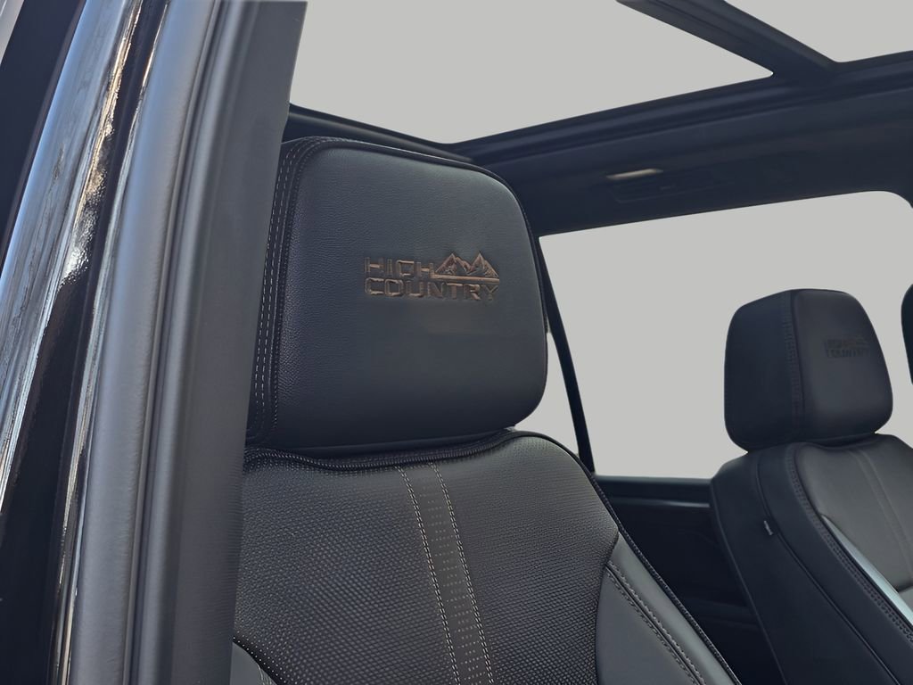 Used 2025 Chevrolet Suburban High Country image 16