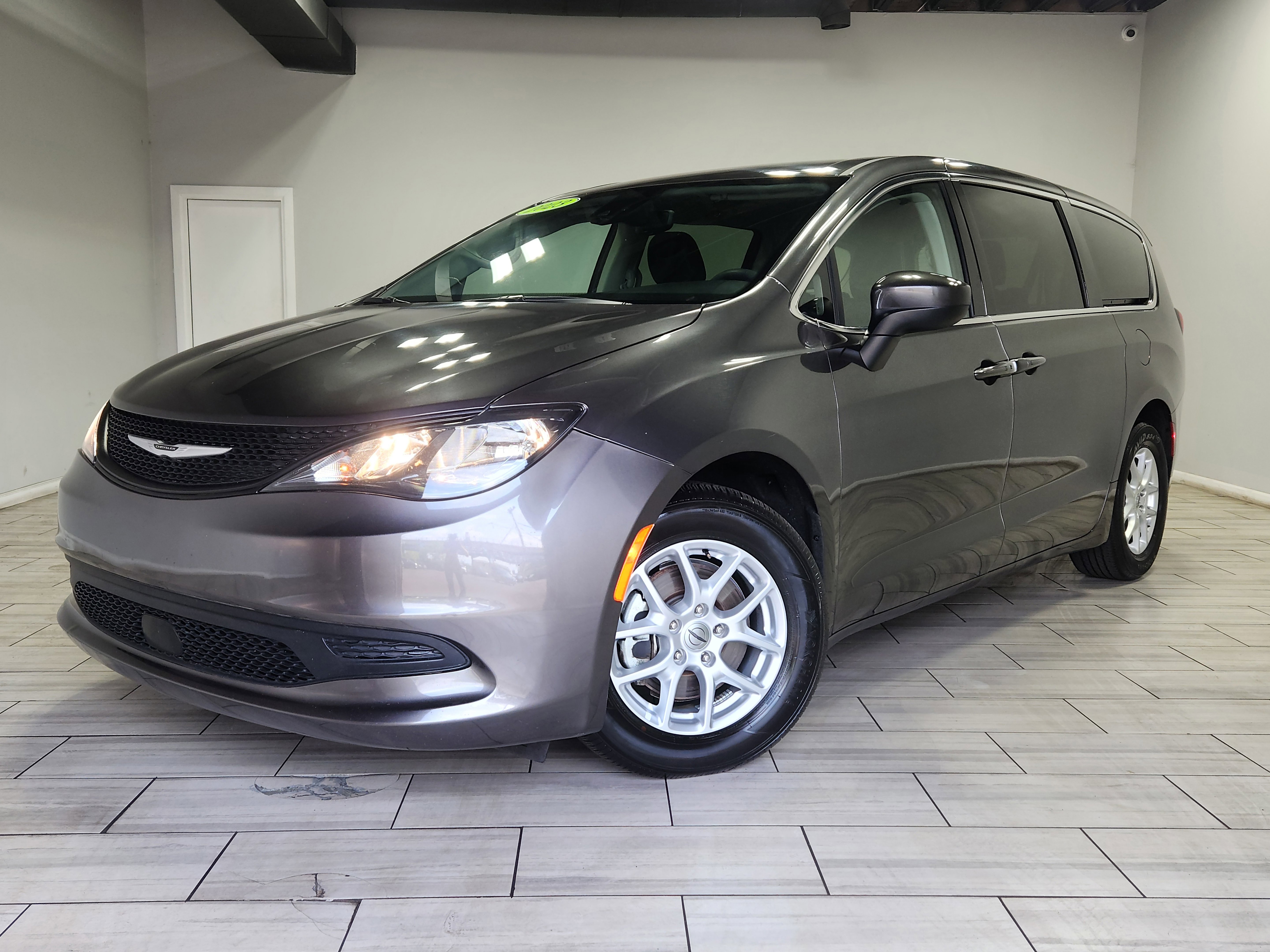 Used 2023 Chrysler Voyager LX FWD image 1