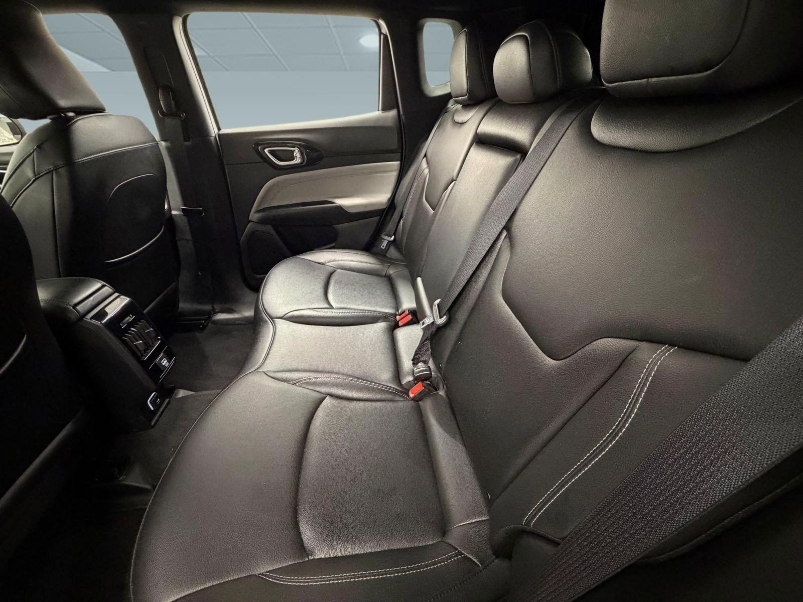 Used 2025 Jeep Compass Limited image 21