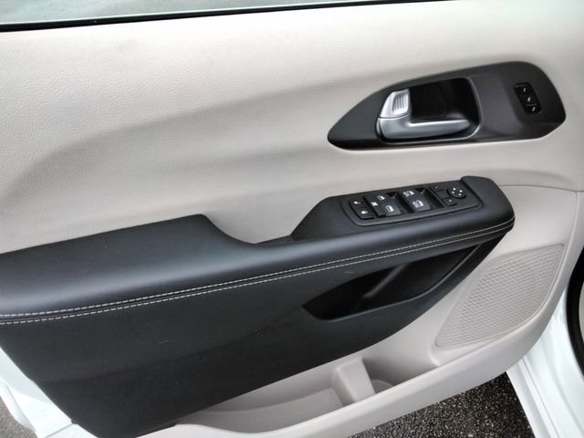 Used 2024 Chrysler Pacifica Touring-L image 29