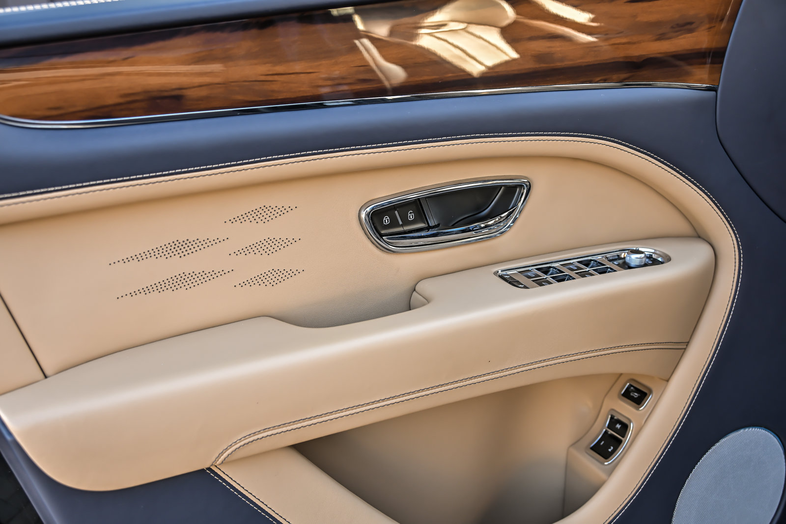 Certified 2023 Bentley Bentayga Extended Wheelbase AWD/4WD image 22