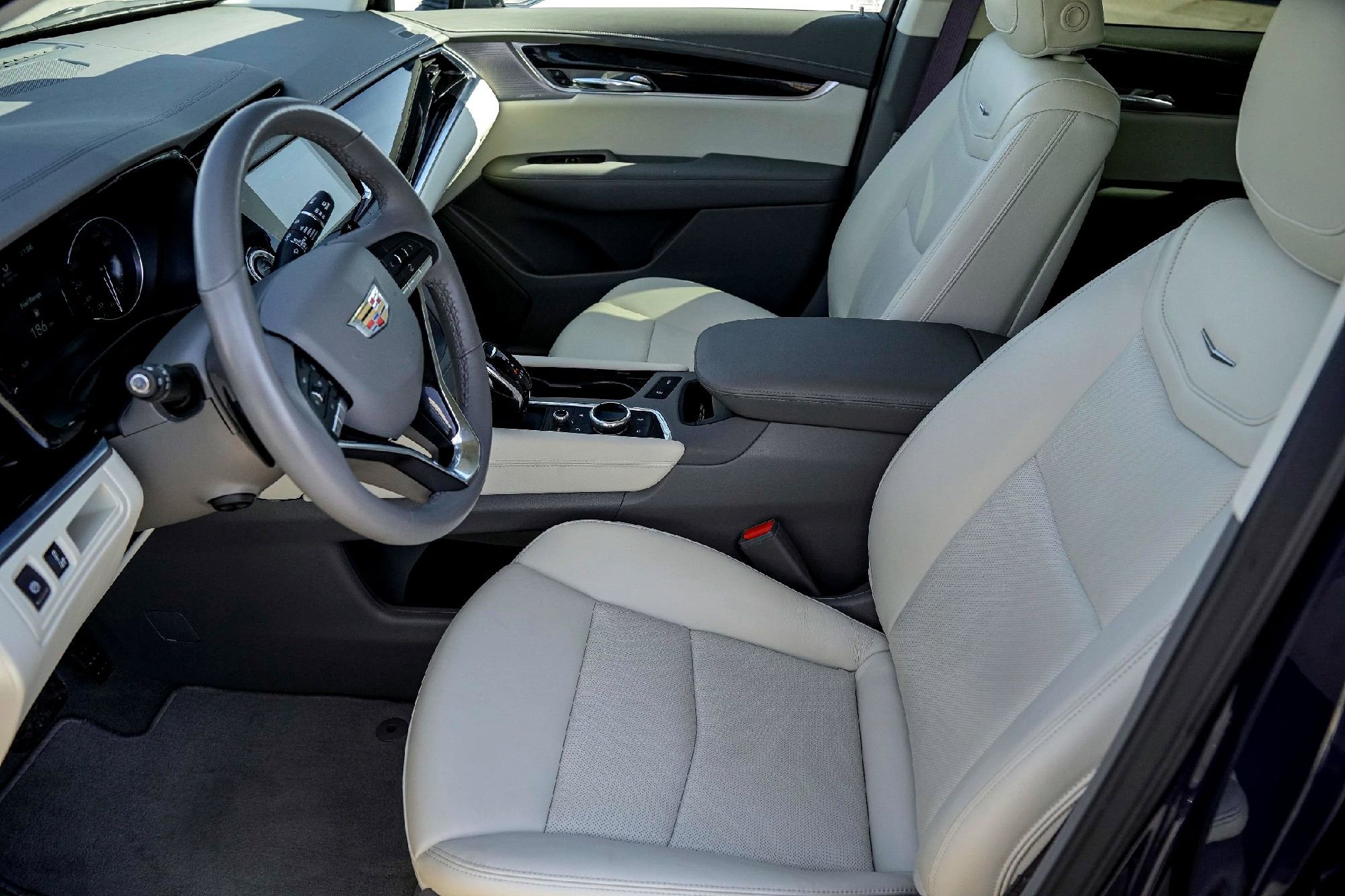 Used 2025 Cadillac XT6 Premium Luxury image 10