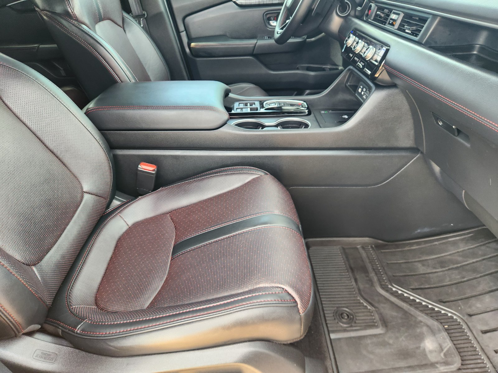 Certified 2025 Honda Pilot Black Edition image 14