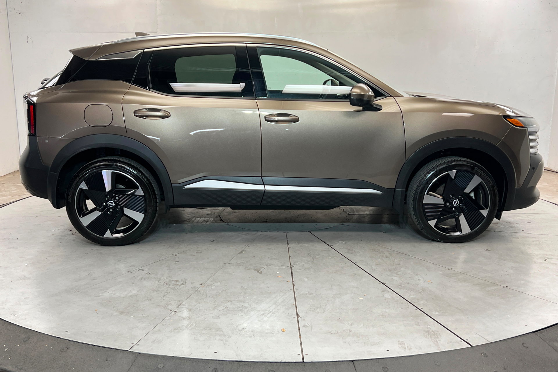 Used 2025 Nissan Kicks SR FWD image 7