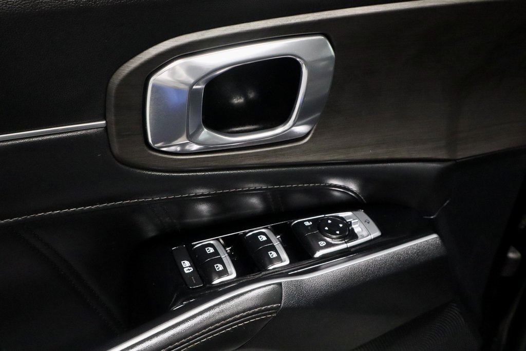 Used 2025 Kia Sorento SX image 25