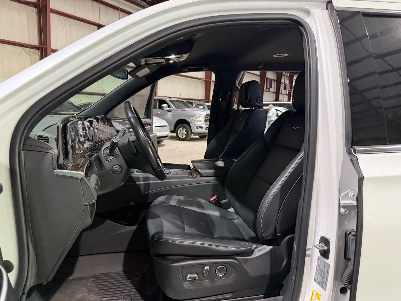 Used 2022 Cadillac Escalade Luxury AWD/4WD image 14