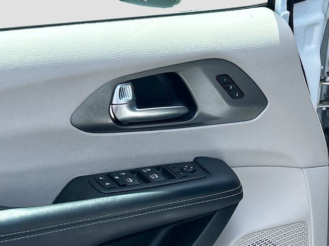 Used 2023 Chrysler Pacifica Touring-L FWD image 14