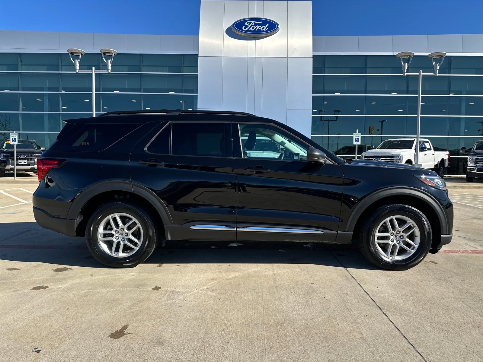 Used 2025 Ford Explorer Active AWD/4WD image 6