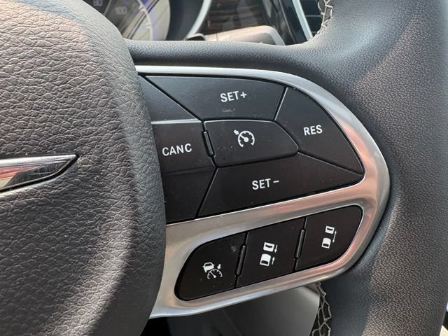 Used 2023 Chrysler Pacifica Limited FWD image 27