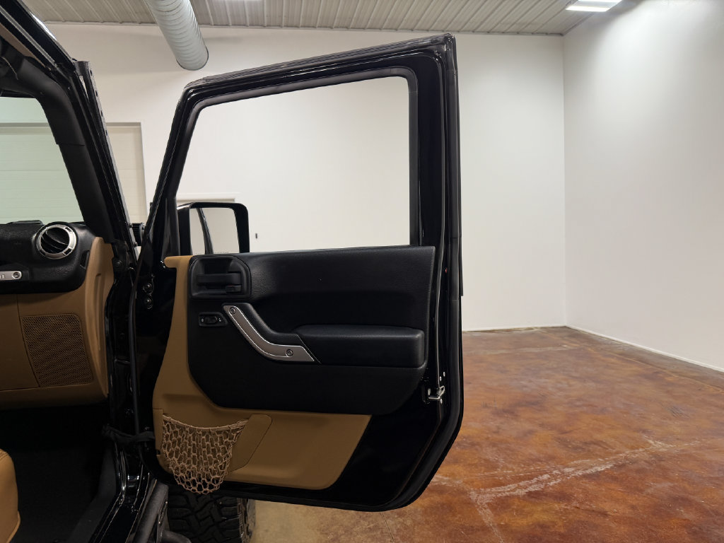 Used 2015 Jeep Wrangler Unlimited Sahara w/ Connectivity Group AWD/4WD image 61