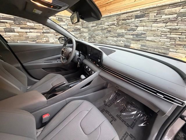 Used 2023 Hyundai Elantra SE FWD image 13