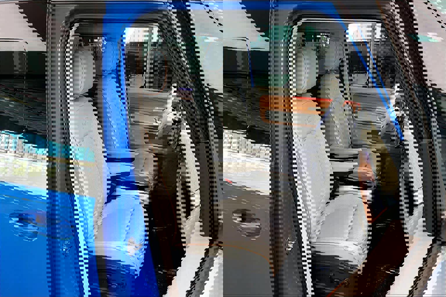 Used 2025 Volkswagen ID. Buzz 1st Edition image 9