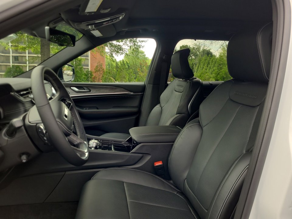 New 2025 Jeep Grand Cherokee L Overland w/ Luxury Tech Group IV image 30