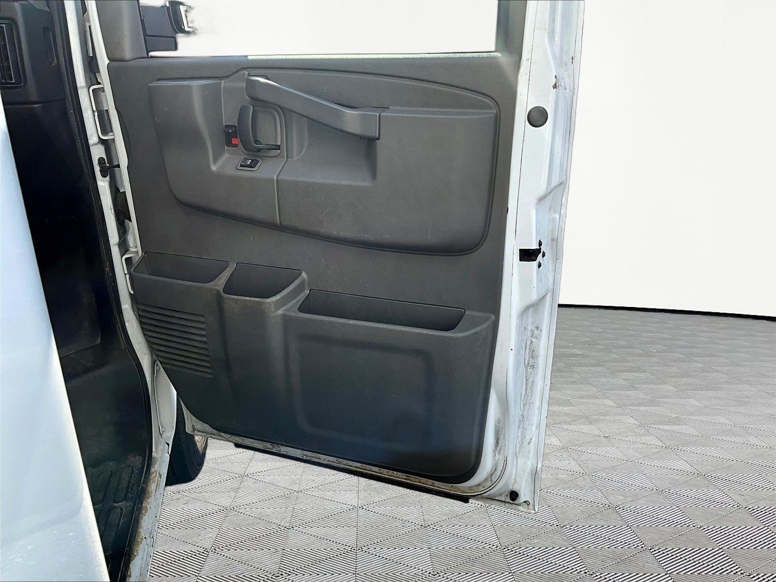 Used 2020 Chevrolet Express 3500 w/ Power Convenience Package RWD image 25