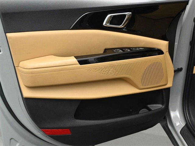 Used 2022 Kia Carnival EX image 9