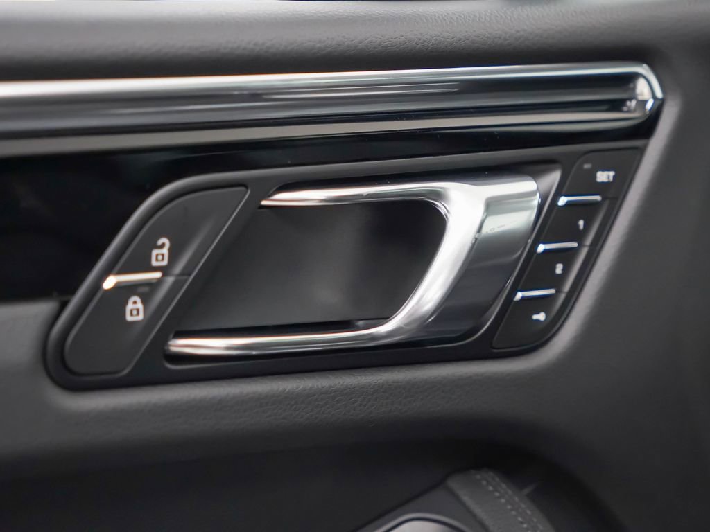 Certified 2026 Porsche Macan AWD/4WD image 23