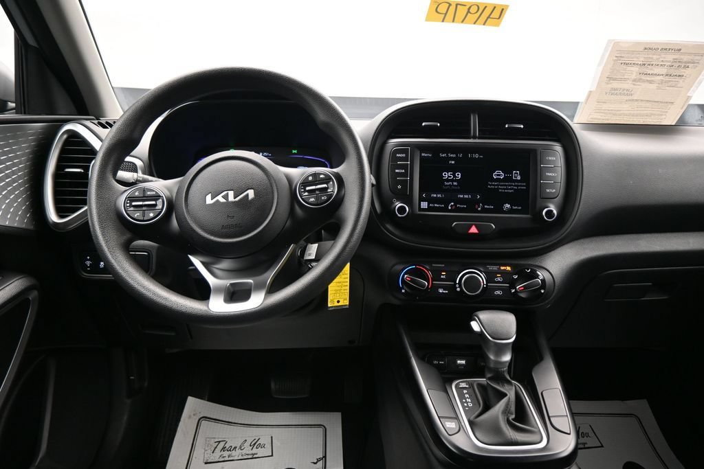 Used 2025 Kia Soul LX w/ LX Technology Package FWD image 14