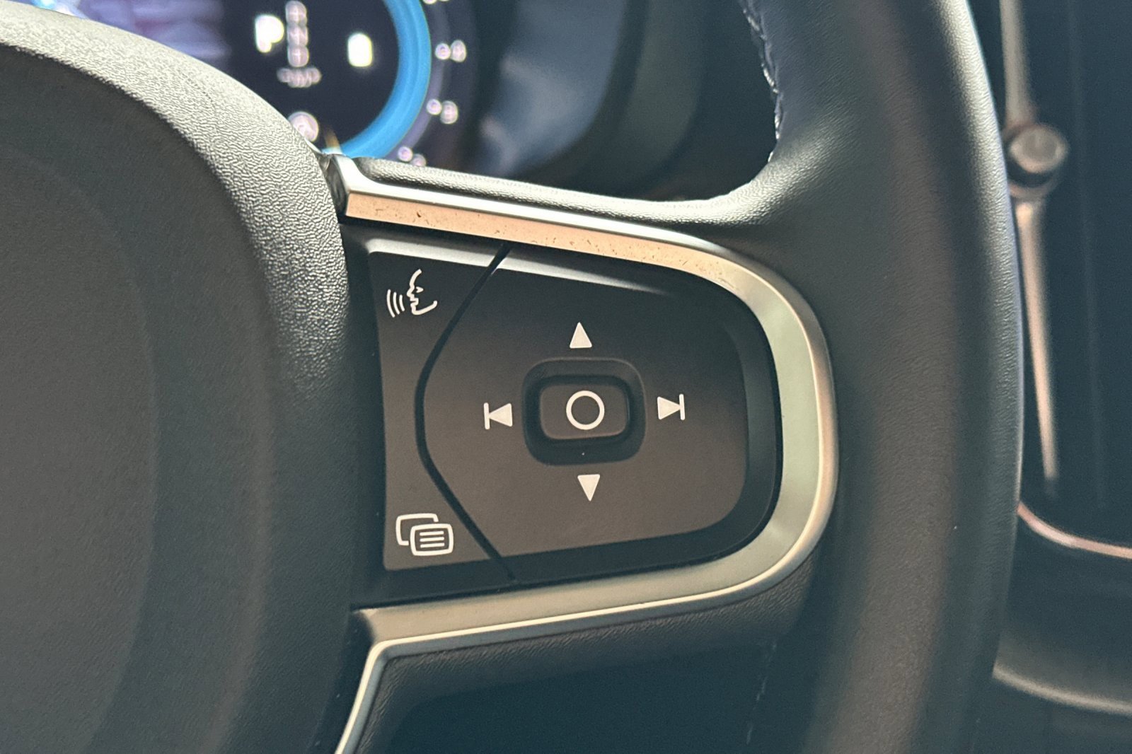 Used 2024 Volvo XC60 B5 Core image 33