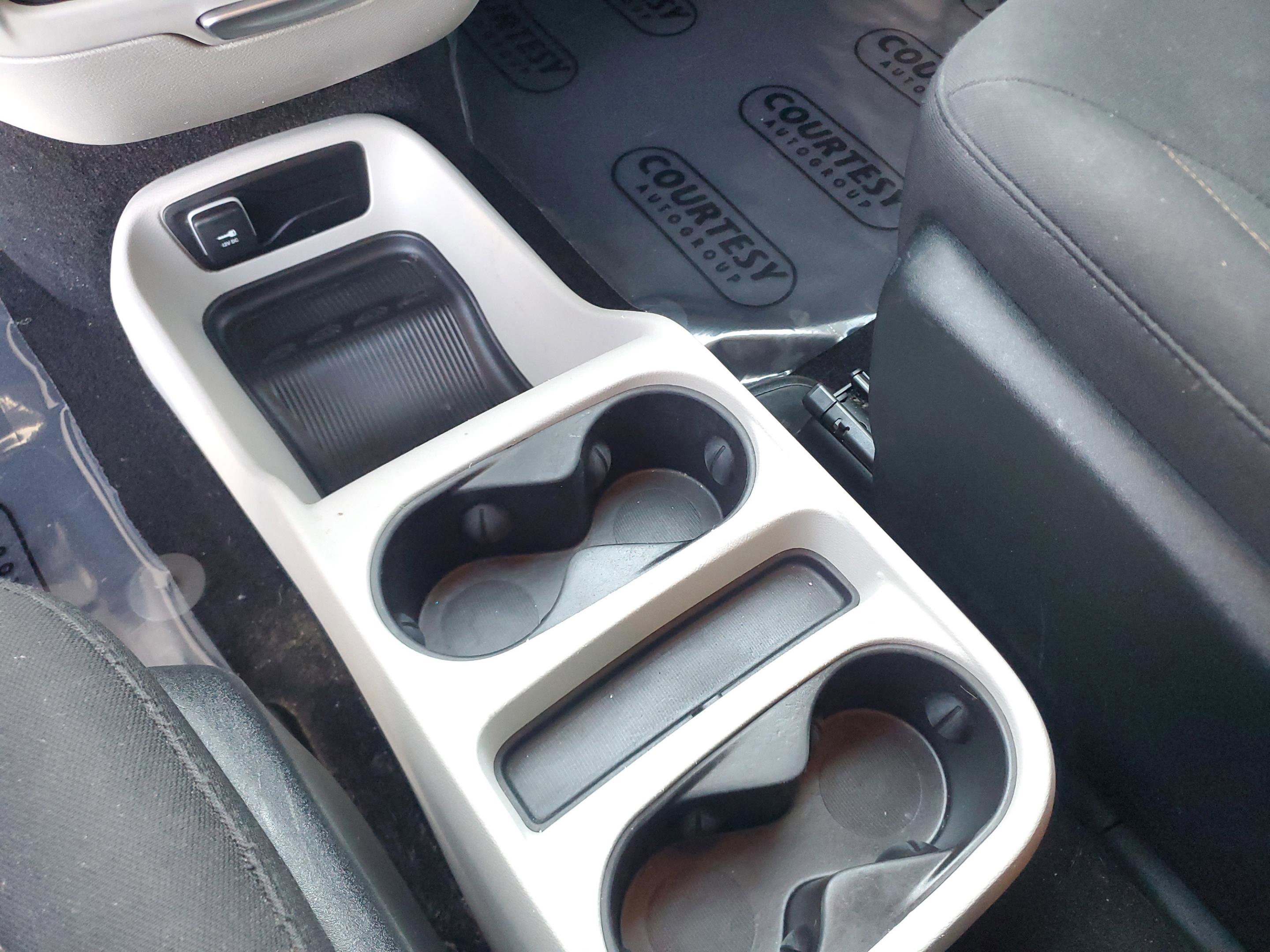 Used 2022 Volkswagen Atlas Cross Sport SE image 25