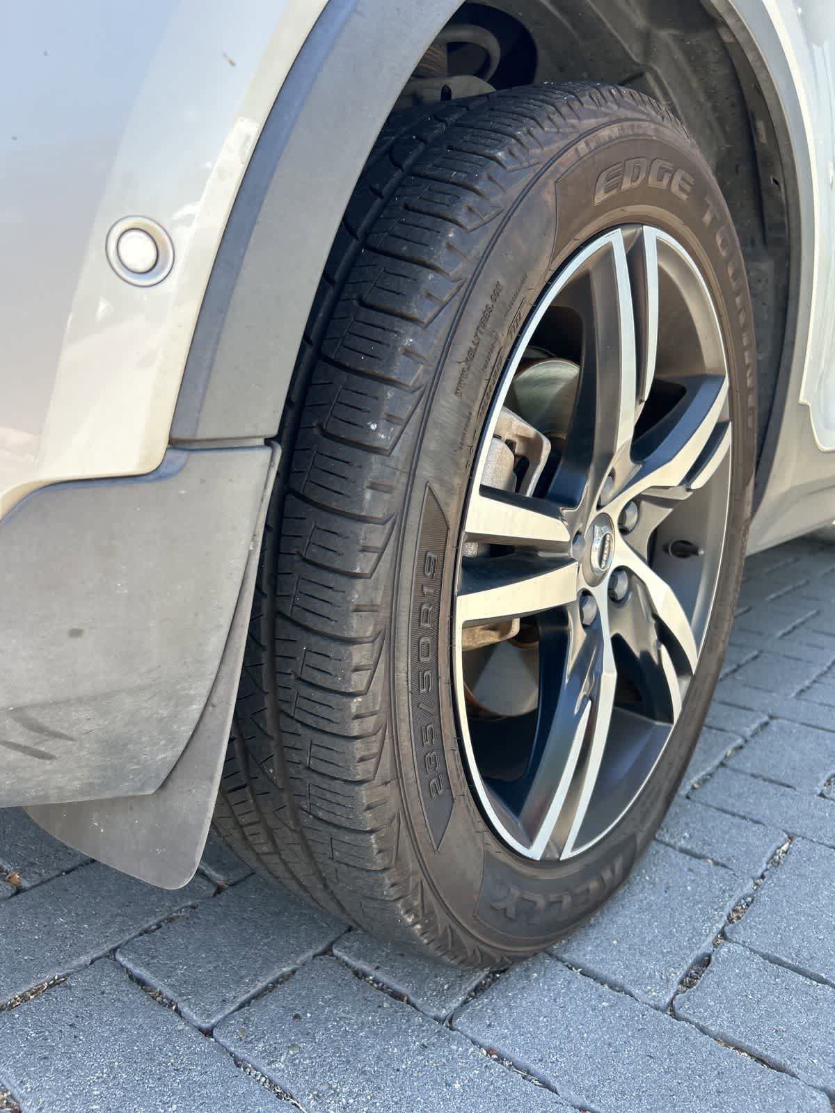 Used 2019 Volvo XC40 T4 R-Design FWD image 13