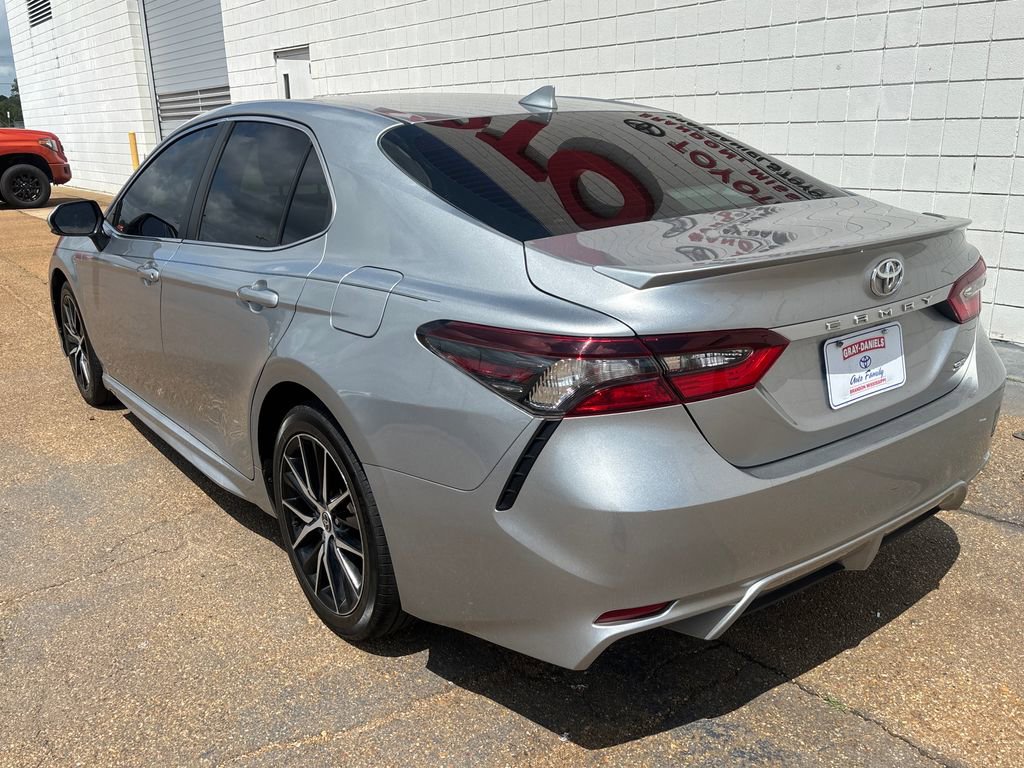 Used 2023 Toyota Camry SE image 4