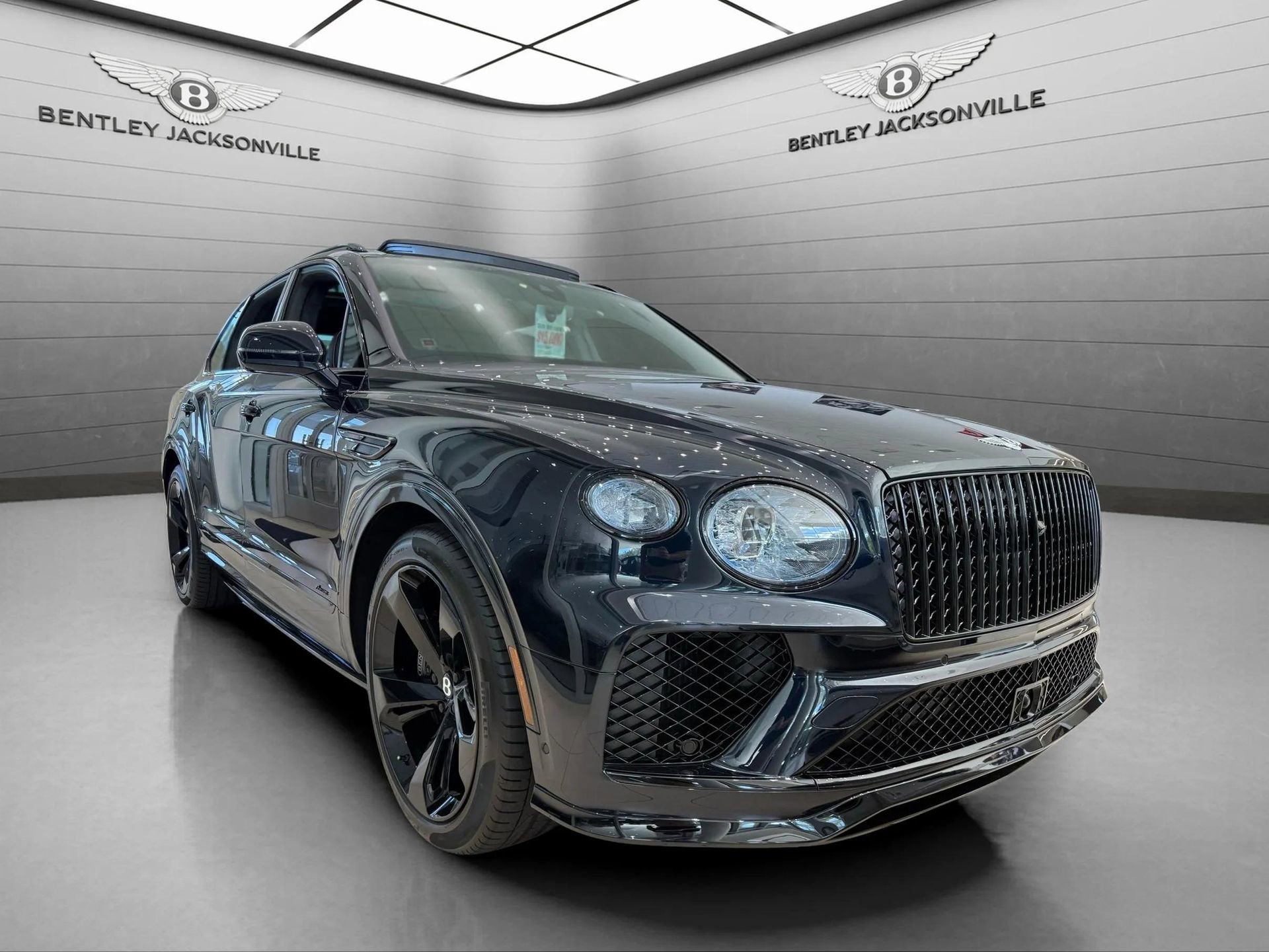 Used 2024 Bentley Bentayga image 1