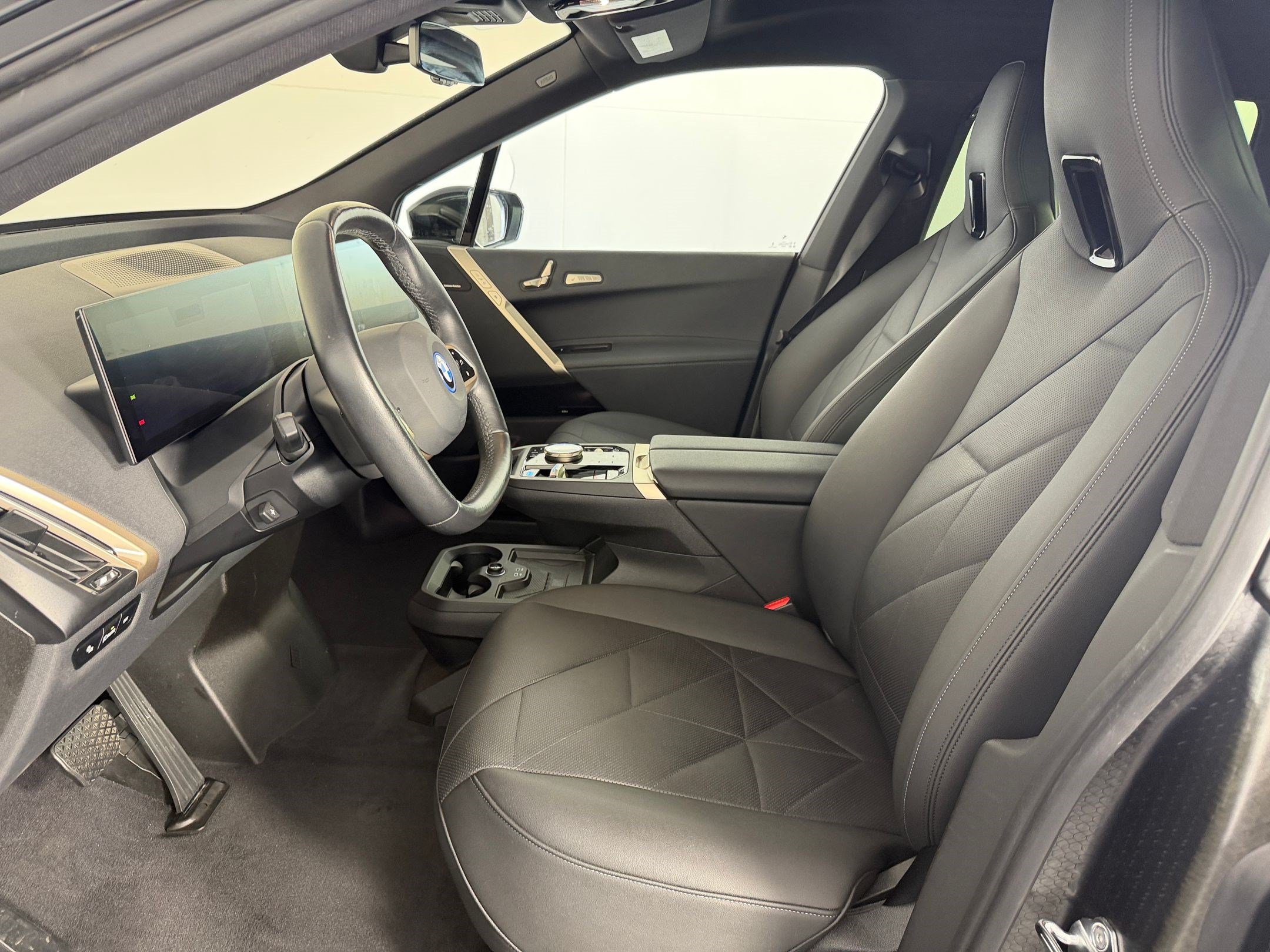 Used 2023 BMW iX xDrive50 w/ Convenience Package AWD/4WD image 5