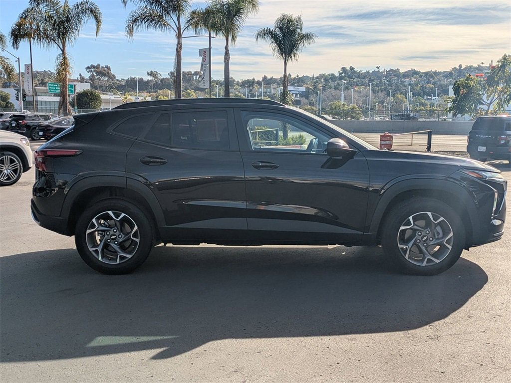 Used 2025 Chevrolet Trax LT w/ LT Convenience Package image 5