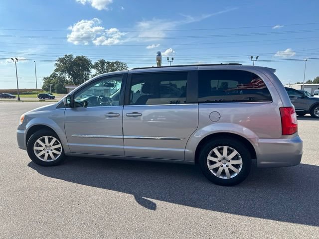 Used 2015 Chrysler Town & Country Touring FWD image 25