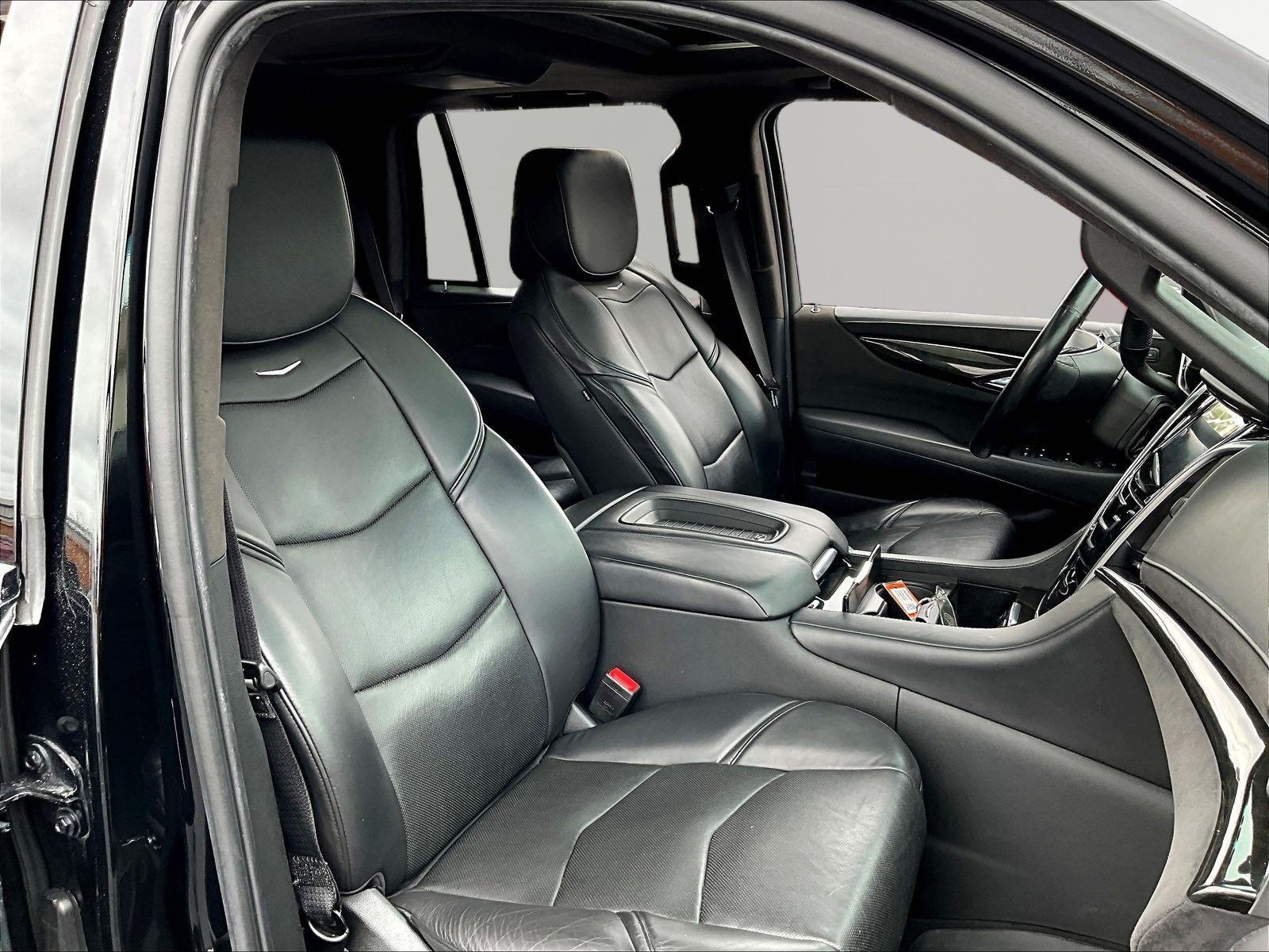 Used 2019 Cadillac Escalade Platinum w/ Escalade Sport Edition AWD/4WD image 29