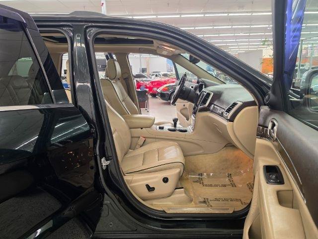Used 2014 Jeep Grand Cherokee Overland w/ Advanced Technology Group AWD/4WD image 35