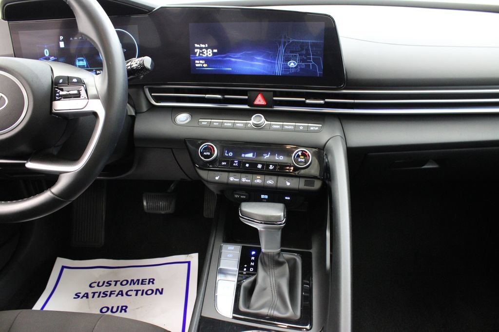 Used 2025 Hyundai Elantra SEL FWD image 22