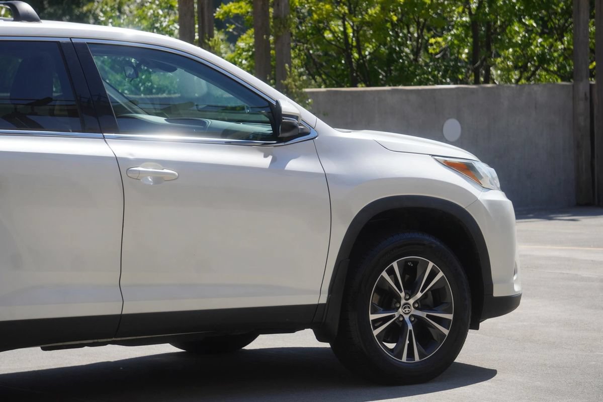 Used 2019 Toyota Highlander LE AWD/4WD image 37