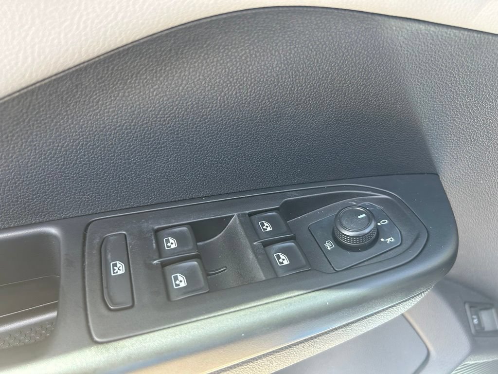 Certified 2022 Volkswagen Taos SE FWD image 47