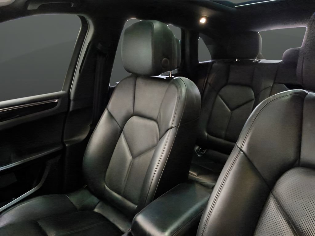Used 2018 Porsche Macan w/ Premium Package image 23