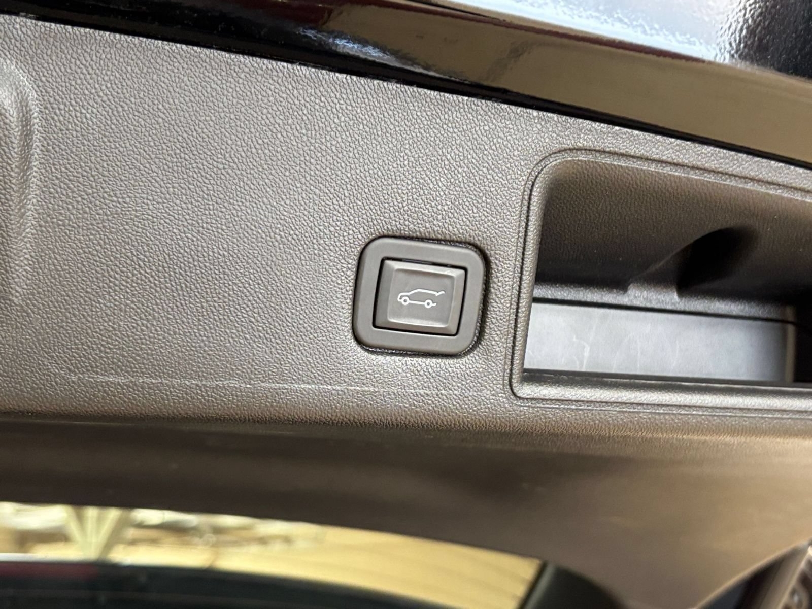 Used 2024 GMC Terrain SLT AWD/4WD image 19