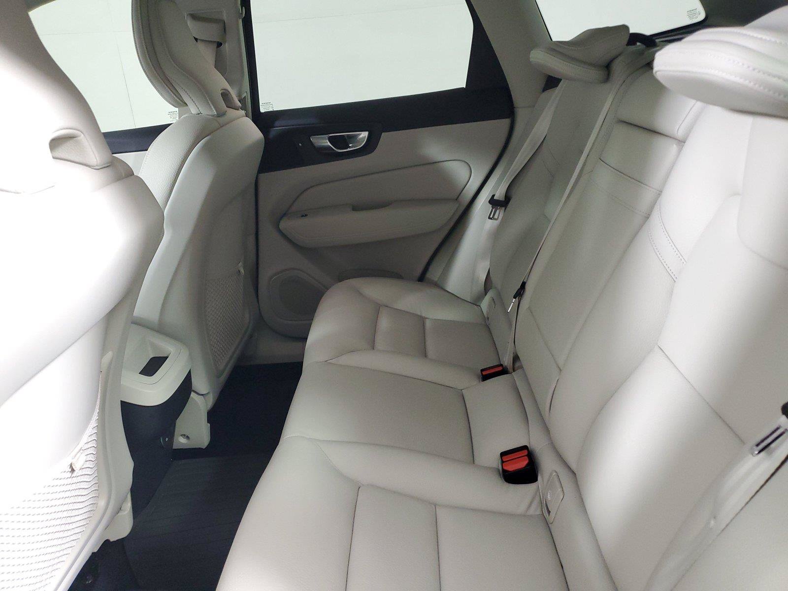 Used 2022 Volvo XC60 B5 Momentum w/ Climate Package FWD image 13