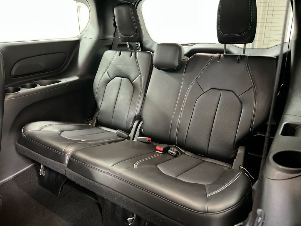 Used 2025 Chrysler Pacifica Select image 23