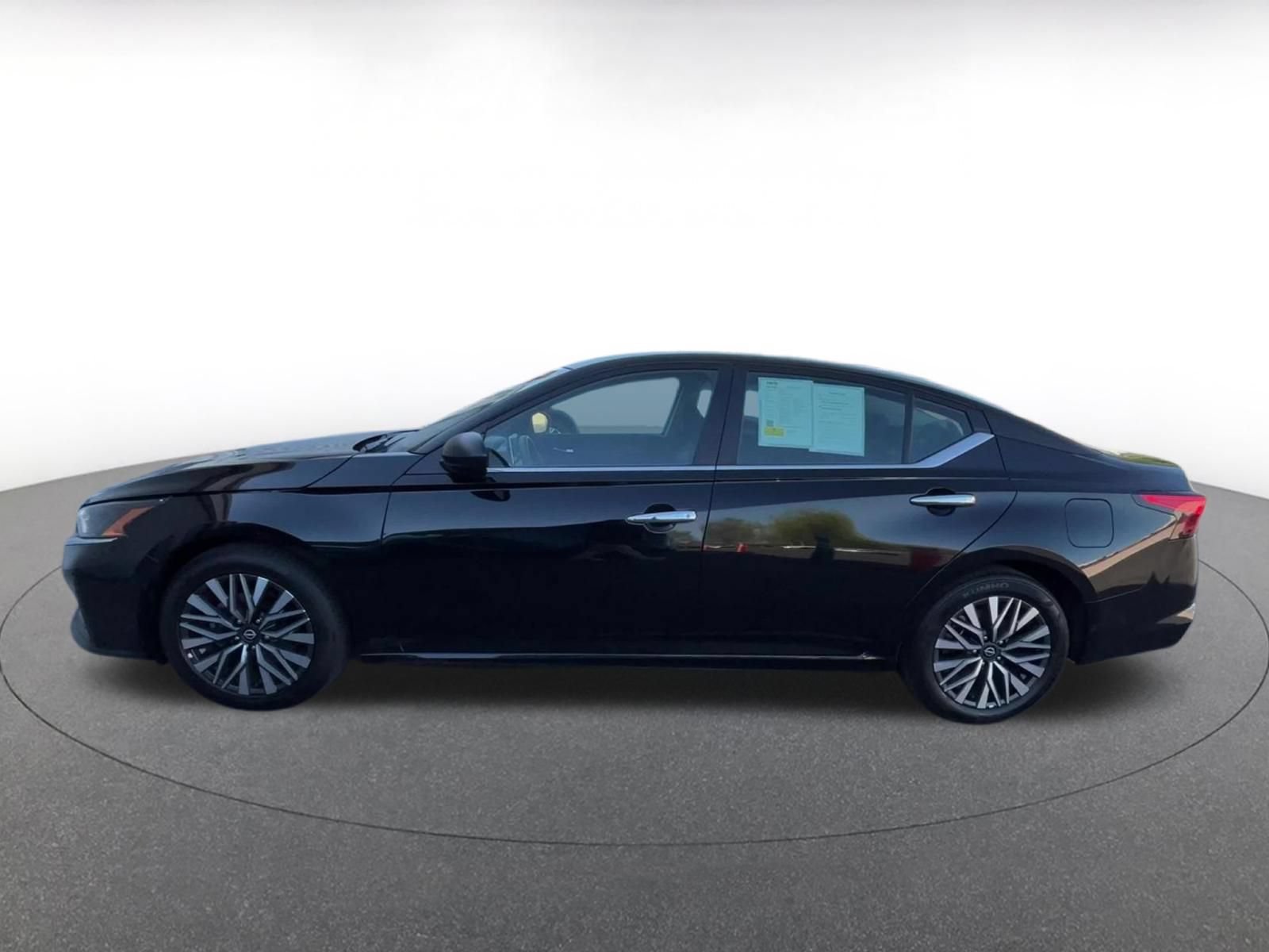 Used 2025 Nissan Altima 2.5 SV FWD image 9