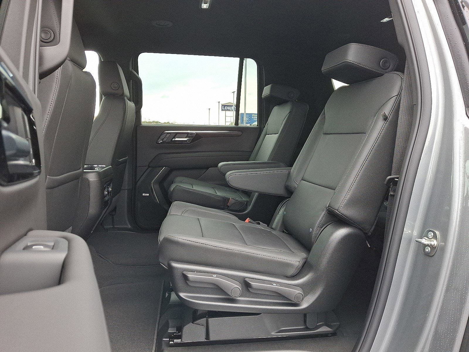 New 2026 Chevrolet Suburban LT image 5