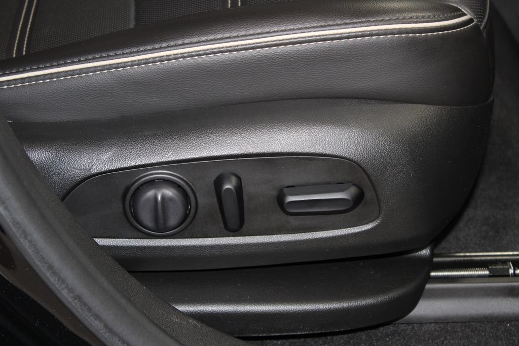 Used 2021 GMC Acadia Denali w/ Denali Technology Package FWD image 26