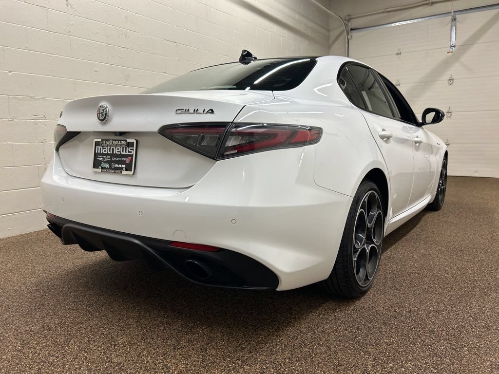 Used 2024 Alfa Romeo Giulia Veloce AWD/4WD image 2