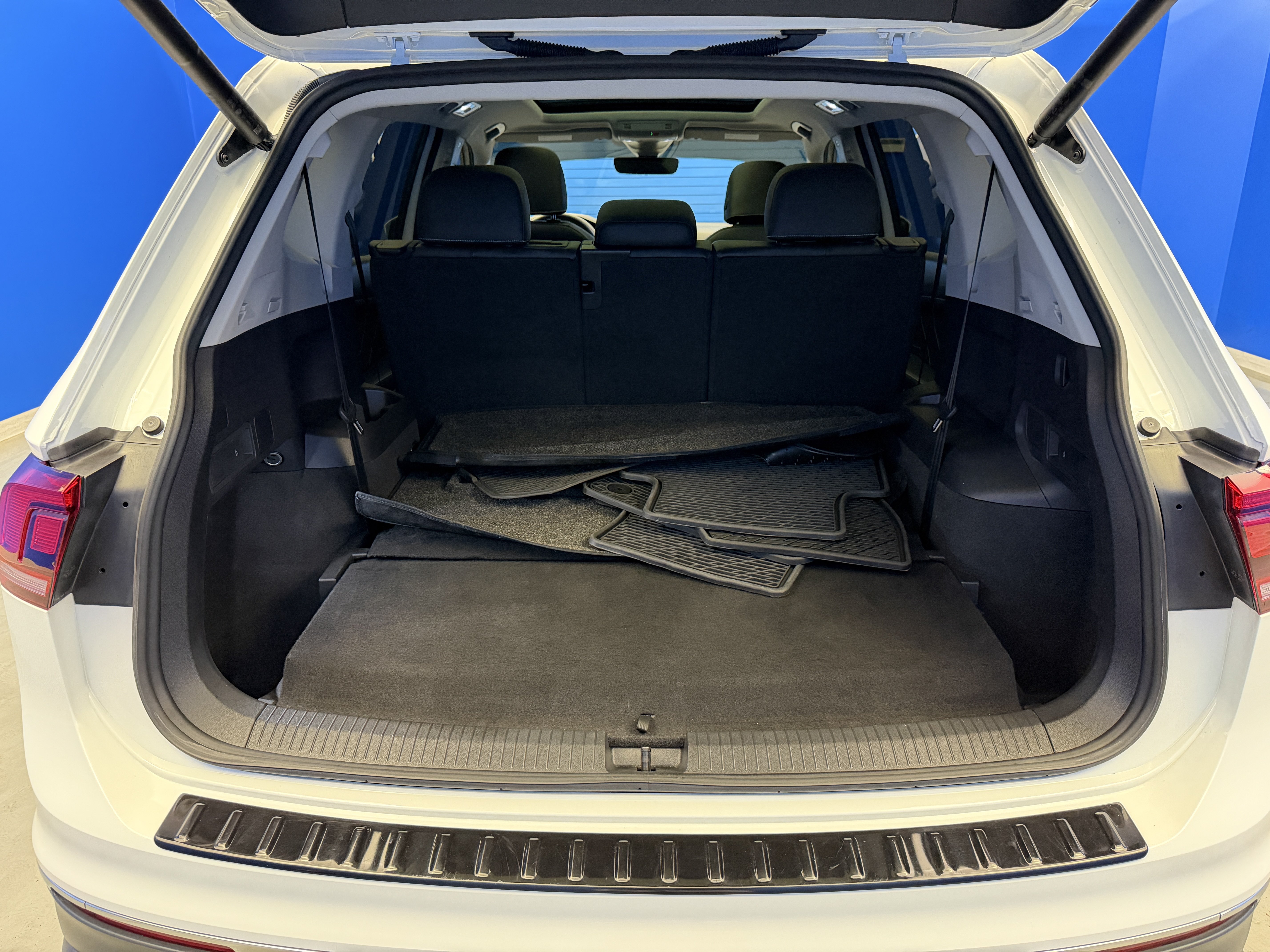 Used 2024 Volkswagen Tiguan SE w/ Panoramic Sunroof Package FWD image 32