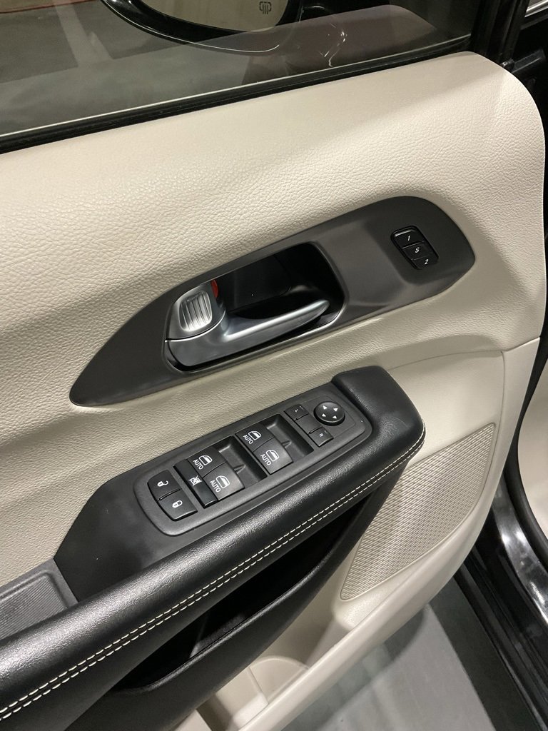 Used 2022 Chrysler Pacifica Touring-L w/ Uconnect Theater Family Group image 7