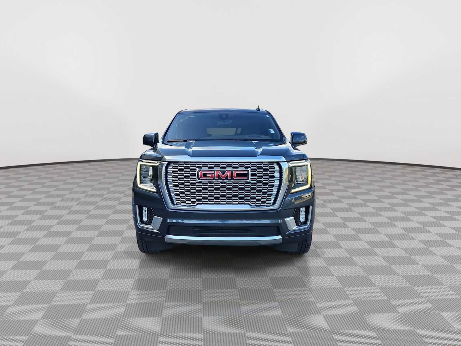 Used 2021 GMC Yukon XL Denali w/ Denali Premium Package image 3