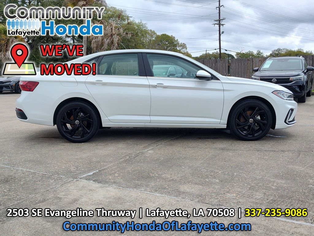 Used 2025 Volkswagen Jetta SE w/ Black Wheel Package FWD image 12