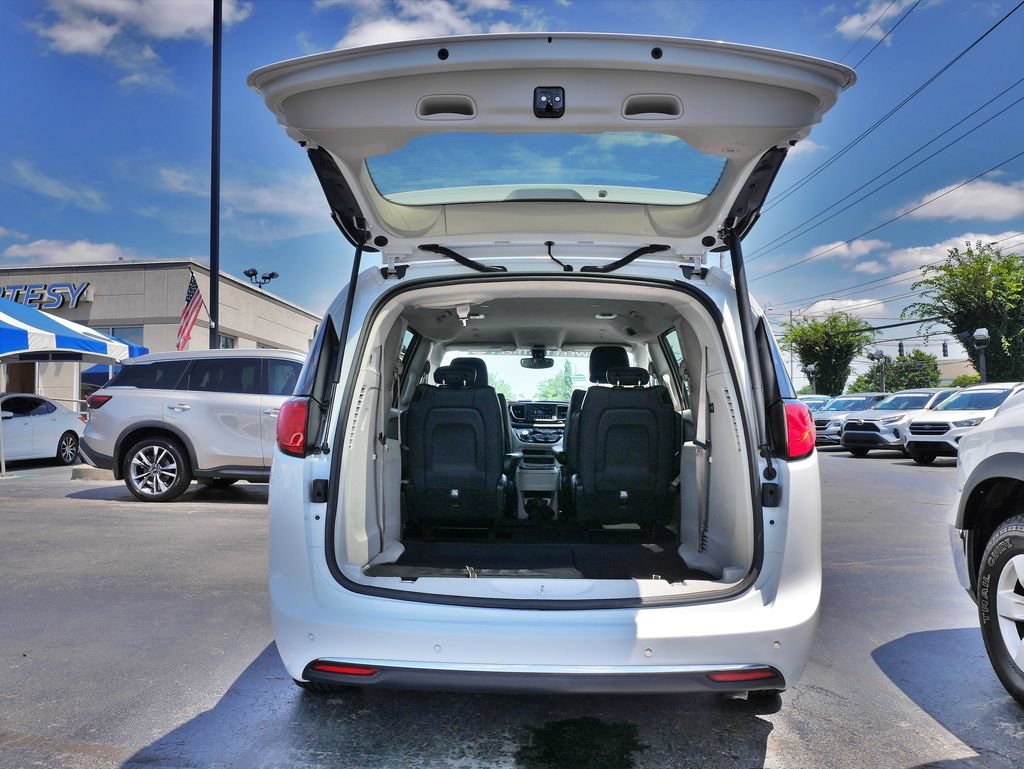 Used 2019 Chrysler Pacifica Touring-L FWD image 15