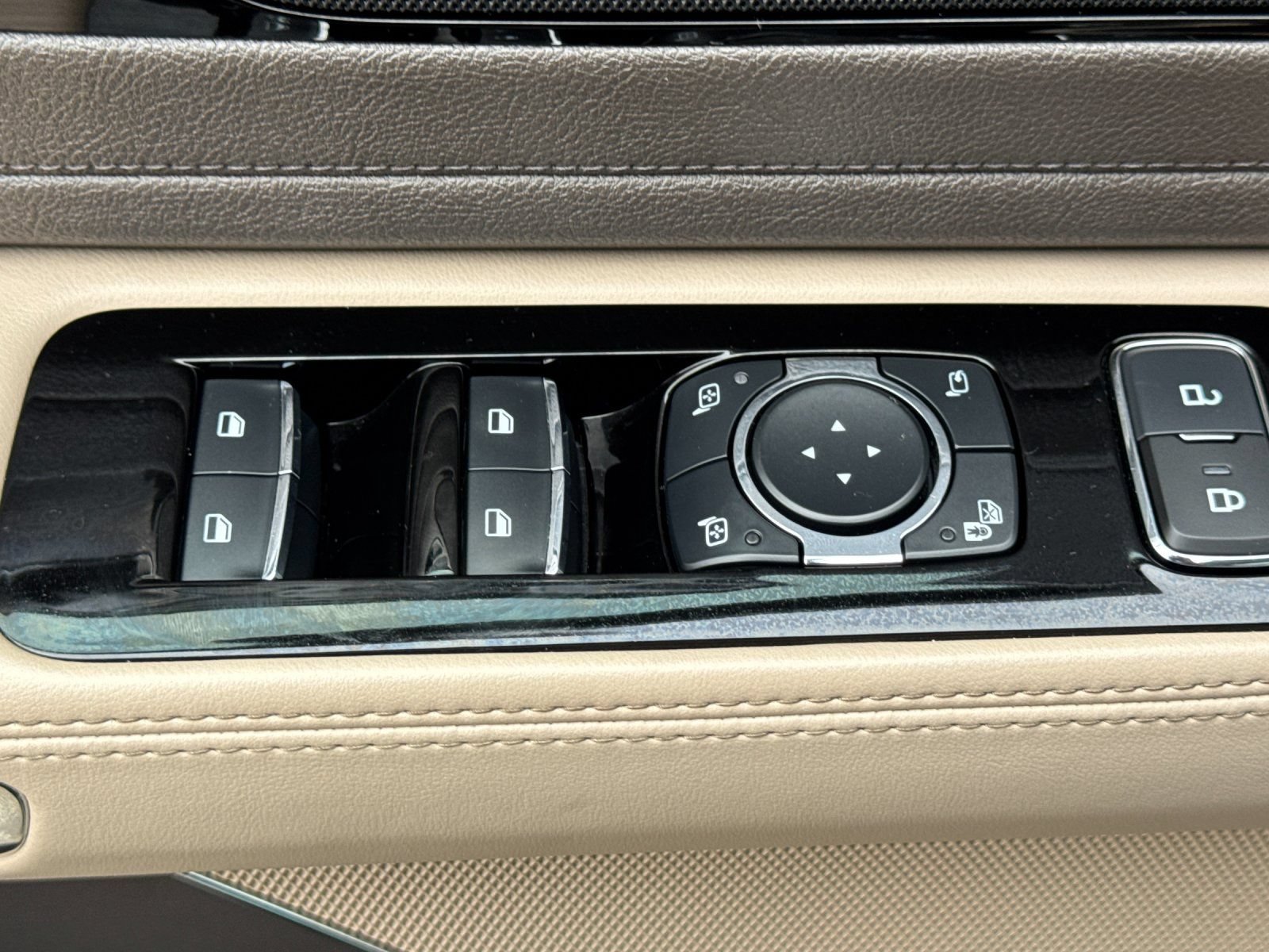 Used 2023 Lincoln Aviator 2WD w/ Premium Package image 13