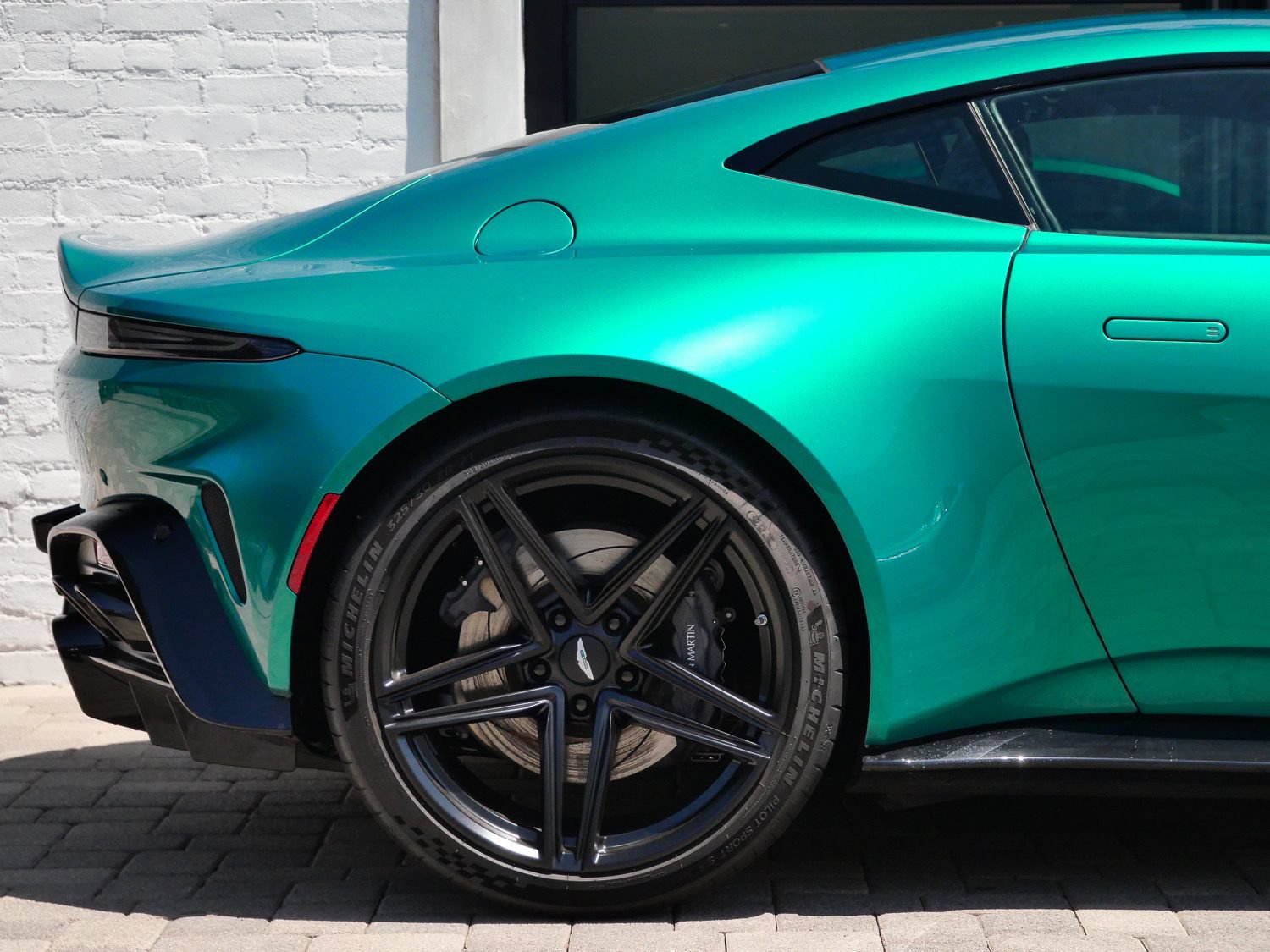 Used 2025 Aston Martin V8 Vantage Coupe RWD image 15